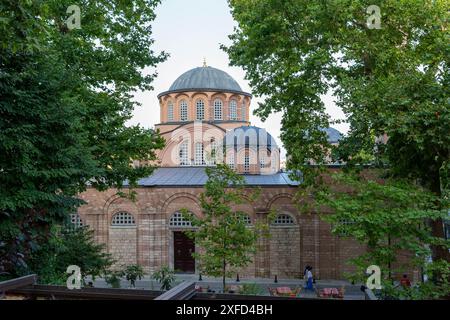 2 juillet 2024 : Istanbul, Turkiye, 2 juillet 2024 : vue de l'extérieur de la mosquée Kariye reconvertie. La célèbre ancienne église byzantine Chora d'Istanbul, qui a été officiellement transformée en mosquée en 2020, a rouvert en mai 2024 après des travaux de restauration et de transformation. L'histoire du musée de l'église de Chora remonte à la période byzantine. Il a d'abord été construit comme un monastère, a été converti en mosquée pendant la période ottomane, et transformé en musée en 1948. (Crédit image : © Tolga Ildun/ZUMA Press Wire) USAGE ÉDITORIAL SEULEMENT! Non destiné à UN USAGE commercial ! Banque D'Images