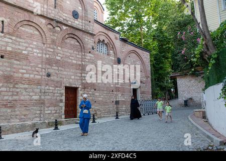 2 juillet 2024 : Istanbul, Turkiye, 2 juillet 2024 : vue de l'extérieur de la mosquée Kariye reconvertie. La célèbre ancienne église byzantine Chora d'Istanbul, qui a été officiellement transformée en mosquée en 2020, a rouvert en mai 2024 après des travaux de restauration et de transformation. L'histoire du musée de l'église de Chora remonte à la période byzantine. Il a d'abord été construit comme un monastère, a été converti en mosquée pendant la période ottomane, et transformé en musée en 1948. (Crédit image : © Tolga Ildun/ZUMA Press Wire) USAGE ÉDITORIAL SEULEMENT! Non destiné à UN USAGE commercial ! Banque D'Images