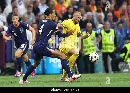 Denis Alibec (Roumanie)Virgil van Dijk (pays-Bas) lors du match UEFA Euro Allemagne 2024 opposant la Roumanie 0-3 pays-Bas à Munich Football Arena le 02 juillet 2024 à Munich, Allemagne. Crédit : Maurizio Borsari/AFLO/Alamy Live News Banque D'Images