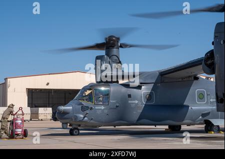 Des aviateurs de l'US Air Force affectés au 727th Special Operations Aircraft maintenance Squadron et au 20th Special Operations Squadron effectuent des vérifications de départ et de pré-vol sur un CV-22 Osprey à la base aérienne de Cannon, Nouveau-Mexique, le 23 avril 2024. (Photo de l'US Air Force par le 2nd Lt. Charles Moye) Banque D'Images