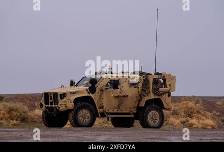 Véhicule tactique léger de l'armée américaine (JLTV) affecté au quartier général et à la compagnie de quartier général de la 1st Armored Brigade, 1st Armored Brigade combat Team, 1st Armored Division, stationné à l'extérieur de la base opérationnelle avancée Seattle au National Training Center, Fort Irwin, Californie, le 5 février 2024. (Photo de l'armée américaine par le SPC David Poleski) Banque D'Images