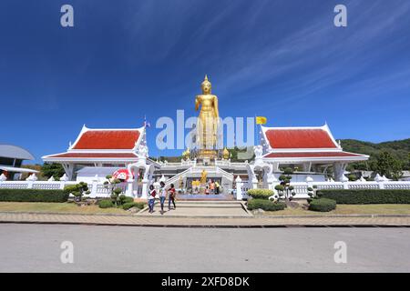 Un Bouddha doré géant nommé Phra Phuttha Mongkhon Maharat attraction populaire à Hat Yai, Thaïlande Banque D'Images