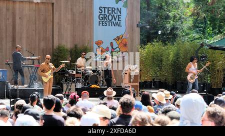 Chicano Batman se produit au Stern Grove Festival, une série de concerts gratuits d'été qui a lieu au Stern Grove Park, San Francisco, Californie. Banque D'Images