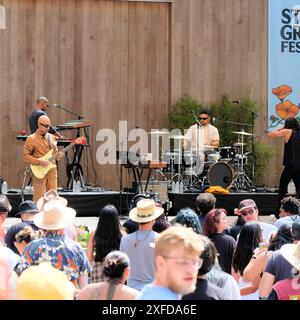 Chicano Batman se produit au Stern Grove Festival, une série de concerts gratuits d'été qui a lieu au Stern Grove Park, San Francisco, Californie. Banque D'Images