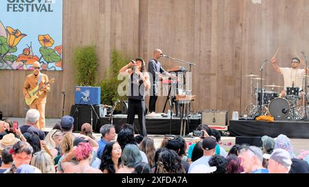 Chicano Batman se produit au Stern Grove Festival, une série de concerts gratuits d'été qui a lieu au Stern Grove Park, San Francisco, Californie. Banque D'Images