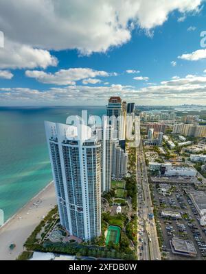 Ville ensoleillée d'Isles Beach avec de luxueux hôtels de haute altitude et des immeubles d'appartements sur la côte atlantique de l'océan. Infrastructure touristique américaine dans le sud de la Floride Banque D'Images