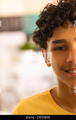 Adolescent souriant au lycée, portant une chemise jaune, portrait en gros plan, espace de copie Banque D'Images