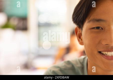 Adolescent souriant dans une classe de lycée, en se concentrant sur les études et l'apprentissage Banque D'Images