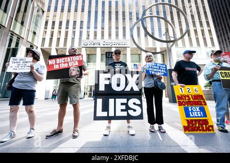 New York, États-Unis. 02 juillet 2024. Les manifestants tiennent des pancartes, dont une qui dit « Fox ment » et « 126 jours avant le 5 novembre, défendez la démocratie » lors d'une manifestation contre Fox News qui s'est tenue devant le bâtiment de la News Corporation à New York. Crédit : SOPA images Limited/Alamy Live News Banque D'Images