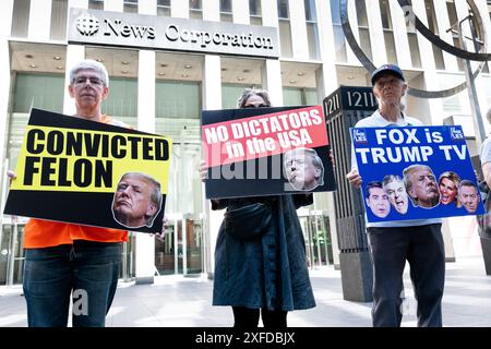 New York, États-Unis. 02 juillet 2024. Les manifestants tiennent des pancartes « criminel condamné », « pas de dictateurs aux États-Unis » et « Fox is Trump TV » lors d'une manifestation contre Fox News organisée devant le bâtiment de la News Corporation à New York. Crédit : SOPA images Limited/Alamy Live News Banque D'Images