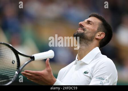 Londres, Grande-Bretagne. 2 juillet 2024. Novak Djokovic réagit lors du match de premier tour masculin entre Novak Djokovic de Serbie et vit Kopriva de République tchèque au championnat de tennis de Wimbledon à Londres, Grande-Bretagne, le 2 juillet 2024. Crédit : Han Yan/Xinhua/Alamy Live News Banque D'Images