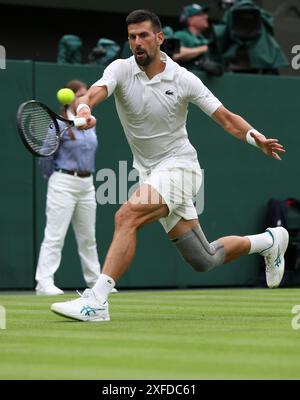 Londres, Grande-Bretagne. 2 juillet 2024. Novak Djokovic fait son retour lors du match de premier tour masculin entre Novak Djokovic de Serbie et vit Kopriva de République tchèque au championnat de tennis de Wimbledon à Londres, Grande-Bretagne, le 2 juillet 2024. Crédit : Han Yan/Xinhua/Alamy Live News Banque D'Images