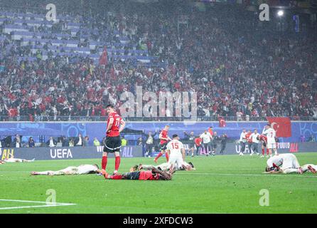 Leipzig. 2 juillet 2024. Michael Gregoritsch (2e l) de l'Autriche réagit alors que les joueurs de T¨¹rkiye célèbrent la manche de 16 de l'UEFA Euro 2024 entre T¨¹rkiye et l'Autriche à Leipzig, Allemagne, le 2 juillet 2024. Crédit : Bai Xuefei/Xinhua/Alamy Live News Banque D'Images