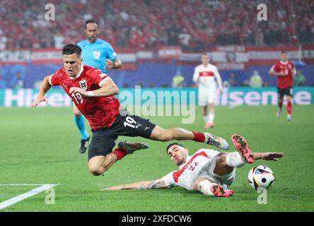 Leipzig. 2 juillet 2024. KAAN Ayhan (avant R) de T¨¹rkiye affronte l'autrichien Christoph Baumgartner lors de la manche 16 de l'UEFA Euro 2024 entre T¨¹rkiye et l'Autriche à Leipzig, Allemagne, le 2 juillet 2024. Crédit : Bai Xuefei/Xinhua/Alamy Live News Banque D'Images