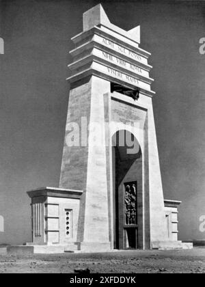 1937 , LIBYE : LES ARCO TRIONFALE ALLE SONT DEI FILENI ( ARC DE TRIOMPHE DANS LES ZONES FILENI ). Construit pendant la domination fasciste italienne de la Libye. Aussi connu sous le nom de El Gaus ( l'Arc ), c'était un arc construit sur la via Balbia à la frontière entre la Tripolitaine et la Cyrénaïque dans la Libye italienne de l'époque ( maintenant la Libye ) à Ras Lanuf . Commandé par Italo Balbo, gouverneur de Libye de 1934 à 1940, il a été conçu par l'architecte Florestano Di Fausto et a été inauguré le 16 mars 1937. Après la prise du pouvoir par le colonel Kadhafi en 1969 et le départ forcé des derniers colons italiens, Muss Banque D'Images