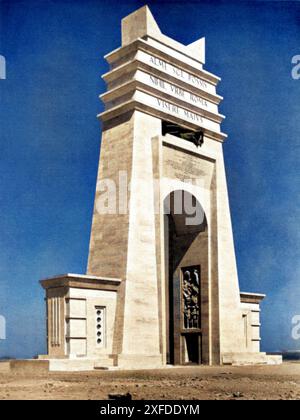 1937 , LIBYE : LES ARCO TRIONFALE ALLE SONT DEI FILENI ( ARC DE TRIOMPHE DANS LES ZONES FILENI ). Construit pendant la domination fasciste italienne de la Libye. Aussi connu sous le nom de El Gaus ( l'Arc ), c'était un arc construit sur la via Balbia à la frontière entre la Tripolitaine et la Cyrénaïque dans la Libye italienne de l'époque ( maintenant la Libye ) à Ras Lanuf . Commandé par Italo Balbo, gouverneur de Libye de 1934 à 1940, il a été conçu par l'architecte Florestano Di Fausto et a été inauguré le 16 mars 1937. Après la prise du pouvoir par le colonel Kadhafi en 1969 et le départ forcé des derniers colons italiens, Muss Banque D'Images