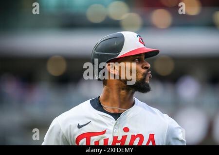 Minneapolis, Minnesota, États-Unis. 2 juillet 2024. BYRON BUXTON (25), le joueur central des Twins du Minnesota, regarde pendant un match de baseball de la MLB entre les Twins du Minnesota et les Tigers de Détroit au Target Field. Les Twins ont gagné 5-3. (Crédit image : © Steven Garcia/ZUMA Press Wire) USAGE ÉDITORIAL SEULEMENT! Non destiné à UN USAGE commercial ! Banque D'Images