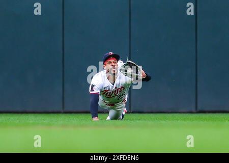 Minneapolis, Minnesota, États-Unis. 2 juillet 2024. BYRON BUXTON (25 ans), le joueur de terrain central des Twins du Minnesota, fait une capture sur le terrain central lors d'un match de baseball de la MLB entre les Twins du Minnesota et les Tigers de Détroit au Target Field. Les Twins ont gagné 5-3. (Crédit image : © Steven Garcia/ZUMA Press Wire) USAGE ÉDITORIAL SEULEMENT! Non destiné à UN USAGE commercial ! Banque D'Images