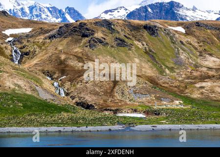 Cimetière, deux croix blanches sur la colline, cascade et colline herbeuse, Grytviken, King Edward Cove, Géorgie du Sud, mardi, 28 novembre 2023. Photo : DAV Banque D'Images