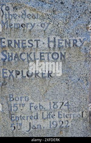 Pierre tombale de Sir Ernest Shackleton, ancien cimetière, Grytviken, King Edward Cove, Géorgie du Sud, mardi 28 novembre 2023. Banque D'Images