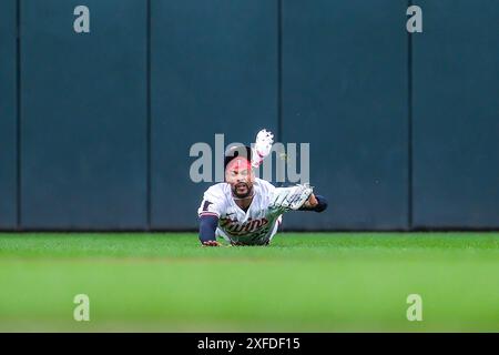 Minneapolis, Minnesota, États-Unis. 2 juillet 2024. BYRON BUXTON (25 ans), le joueur de terrain central des Twins du Minnesota, fait une capture sur le terrain central lors d'un match de baseball de la MLB entre les Twins du Minnesota et les Tigers de Détroit au Target Field. Les Twins ont gagné 5-3. (Crédit image : © Steven Garcia/ZUMA Press Wire) USAGE ÉDITORIAL SEULEMENT! Non destiné à UN USAGE commercial ! Banque D'Images