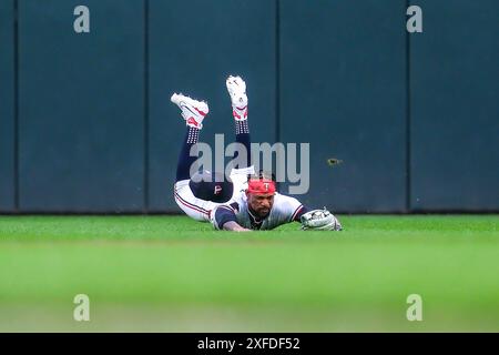 Minneapolis, Minnesota, États-Unis. 2 juillet 2024. BYRON BUXTON (25 ans), le joueur de terrain central des Twins du Minnesota, fait une capture sur le terrain central lors d'un match de baseball de la MLB entre les Twins du Minnesota et les Tigers de Détroit au Target Field. Les Twins ont gagné 5-3. (Crédit image : © Steven Garcia/ZUMA Press Wire) USAGE ÉDITORIAL SEULEMENT! Non destiné à UN USAGE commercial ! Banque D'Images