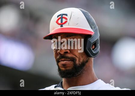 Minneapolis, Minnesota, États-Unis. 2 juillet 2024. BYRON BUXTON (25), le joueur central des Twins du Minnesota, regarde pendant un match de baseball de la MLB entre les Twins du Minnesota et les Tigers de Détroit au Target Field. Les Twins ont gagné 5-3. (Crédit image : © Steven Garcia/ZUMA Press Wire) USAGE ÉDITORIAL SEULEMENT! Non destiné à UN USAGE commercial ! Banque D'Images