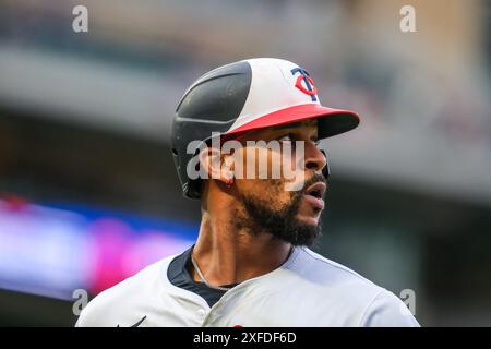 Minneapolis, Minnesota, États-Unis. 2 juillet 2024. BYRON BUXTON (25), le joueur central des Twins du Minnesota, regarde pendant un match de baseball de la MLB entre les Twins du Minnesota et les Tigers de Détroit au Target Field. Les Twins ont gagné 5-3. (Crédit image : © Steven Garcia/ZUMA Press Wire) USAGE ÉDITORIAL SEULEMENT! Non destiné à UN USAGE commercial ! Banque D'Images