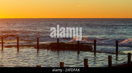 Piscine océanique de Maroubra Beach au lever du soleil Banque D'Images