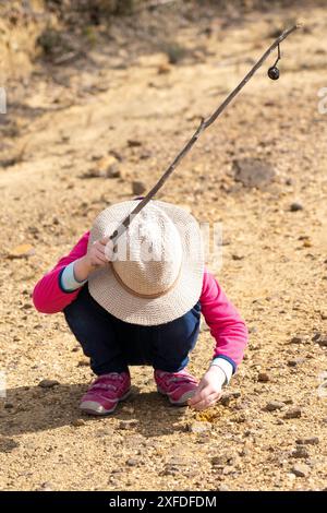 Enfant dans la brousse explorant Banque D'Images