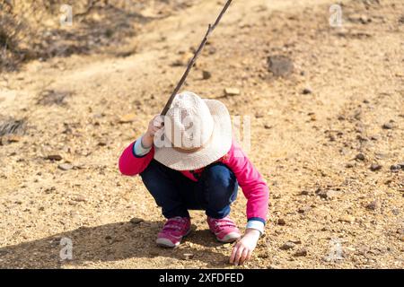 Enfant dans la brousse explorant Banque D'Images