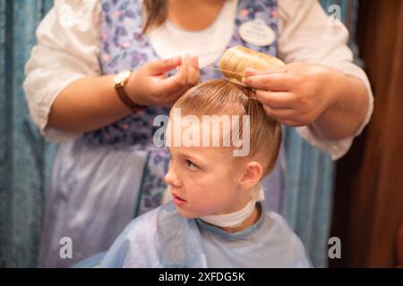 Anaheim, Californie États-Unis - 6 avril 2017 : jeune fille se fait relooking princesse à la Boutique Bippidi Boppidi à Disneyland. Banque D'Images