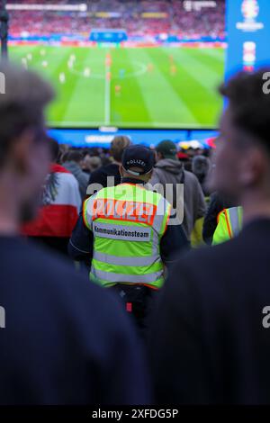 Kommunikationteam der Berliner Polizei im Einsatz BEI der EM202, Berliner Polizei im EM-Einsatz : Kommunikationteam sorgt für Informationsfluss auf der Fan zone vor dem Brandenburger Tor. Berlin Berlin Deutschland *** L'équipe de communication de la police de Berlin en service à l'Euro 2012, la police de Berlin en service à l'Euro 2012, l'équipe de communication de la police de Berlin assure le flux d'informations dans la zone des fans en face de la porte de Brandebourg Berlin Allemagne Banque D'Images