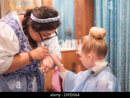 Anaheim, Californie États-Unis - 6 avril 2017 : jeune fille se fait relooking princesse à la Boutique Bippidi Boppidi à Disneyland. Banque D'Images