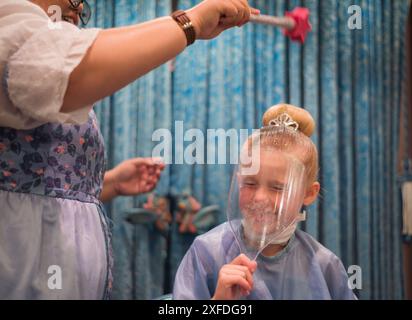 Anaheim, Californie États-Unis - 6 avril 2017 : jeune fille se fait relooking princesse à la Boutique Bippidi Boppidi à Disneyland. Banque D'Images