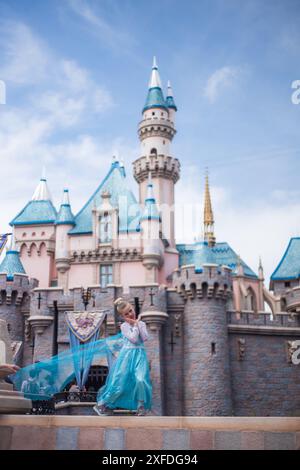 Anaheim, Californie États-Unis - 6 avril 2017 : jeune fille pose devant le château de la belle au bois dormant à Disneyland après le relooking Bibbidi Bobbidi Boutique. Banque D'Images