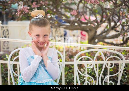 Anaheim, Californie États-Unis - 6 avril 2017 : jeune fille se fait relooking princesse à la Boutique Bippidi Boppidi à Disneyland. Banque D'Images