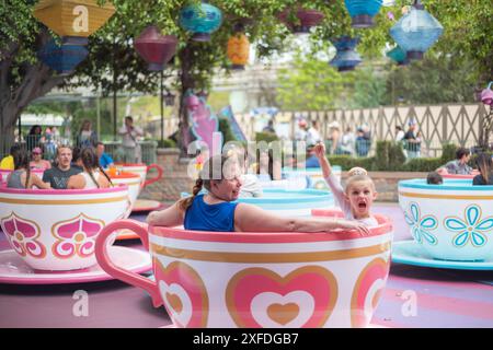 Anaheim, Californie États-Unis - 6 avril 2017 : The Mad Tea Party est une promenade en tasse de thé à Disneyland. Banque D'Images