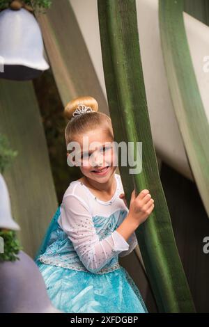 Anaheim, Californie États-Unis - 6 avril 2017 : jeune fille se fait relooking princesse à la Boutique Bippidi Boppidi à Disneyland. Banque D'Images