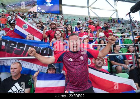 Austin, Texas, États-Unis. 02 juillet 2024. Les fans du Costa Rica célèbrent dans les gradins lors de la première mi-temps dans le groupe d CONMEBOL Copa America action avec le Paraguay défiant le Costa Rica au stade Q2 d'Austin le 2 juillet 2024. Crédit : Bob Daemmrich/Alamy Live News Banque D'Images