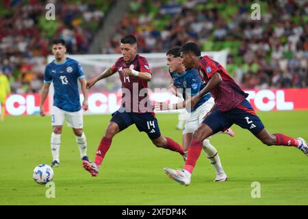 Austin, Texas, États-Unis. 02 juillet 2024. ORLANDO GALO (14, rouge) et GERALD TAYLOR (2, rouge) du Costa Rica affrontent RAMON SOSA (24, bleu) du Paraguay lors de la deuxième mi-temps du groupe d CONMEBOL Copa America avec le Paraguay qui affronte le Costa Rica au Q2 Stadium d'Austin le 2 juillet 2024. Le Costa Rica a remporté une victoire de 2-1 pour peut-être sortir du jeu de groupe. Crédit : Bob Daemmrich/Alamy Live News Banque D'Images