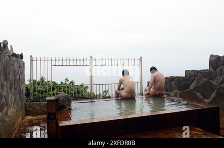 L'onsen à l'hôtel Sakurajima en bord de mer, Sakurajima, Kyushu, Japon. Banque D'Images