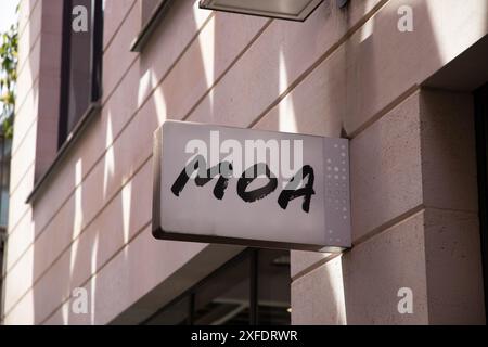 Bordeaux , France - 06 23 2024 : Moa logo marque boutique de mode et enseigne texte entrée magasin mur façade boutique bijoux français Banque D'Images