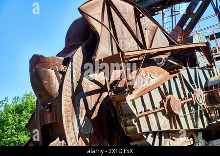 Roue à godets rouillée d'une pelle hydraulique à charbon brun mise hors service dans le champ houiller de Lusatian, en Allemagne de l'est Banque D'Images