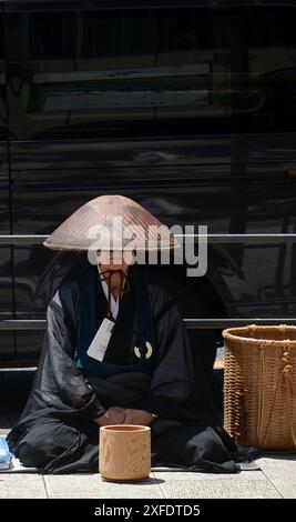 Un moine zen japonais collectionnant des aumônes dans une rue commerçante principale de Ginza, Tokyo, Japon. Banque D'Images