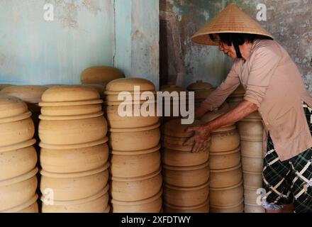 Production traditionnelle de pots en argile dans le village de poterie de Thanh Ha à Hoi an, Vietnam. Banque D'Images