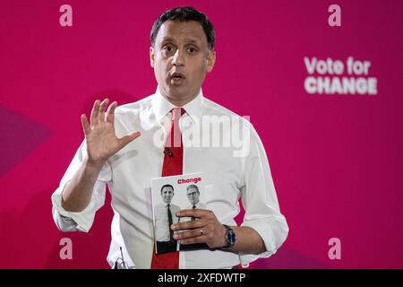 Photo datée du 18/06/24 du leader travailliste écossais Anas Sarwar, qui a déclaré que les Écossais pouvaient utiliser leur vote pour «mettre fin au cauchemar conservateur» jeudi. La veille de l'ouverture des élections, le leader travailliste écossais a déclaré que son parti "assurerait un avenir meilleur à l'Écosse". Il a également mis en garde les électeurs contre cinq années de plus des «conservateurs mortels». M. Sarwar a déclaré: "Cette élection est une occasion de changement que l'Écosse ne peut pas se permettre de manquer." Date d'émission : mercredi 3 juillet 2024. Banque D'Images