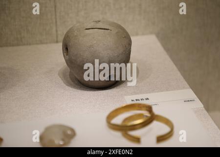 Harbin, province chinoise du Heilongjiang. 26 juin 2024. Un conteneur de pièces de monnaie de la dynastie Jin (1115-1234) est exposé au Musée d'histoire Jin Shangjing à Harbin, dans la province du Heilongjiang, au nord-est de la Chine, le 26 juin 2024. POUR ALLER AVEC 'Across China : Ancient coins Witness Chinese Ethnic Integration' crédit : Tang Tiefu/Xinhua/Alamy Live News Banque D'Images