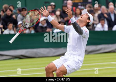 Londres, Royaume-Uni. 02 juillet 2024. LONDRES, ANGLETERRE - 2 JUILLET : Yoshihito Nishioka, du Japon, réagit lors du 2e jour du Wimbledon 2024 au All England Lawn Tennis and Croquet Club le 2 juillet 2024 à Londres, Angleterre. (Photo de Marleen Fouchier/Agence BSR) crédit : Agence BSR/Alamy Live News Banque D'Images