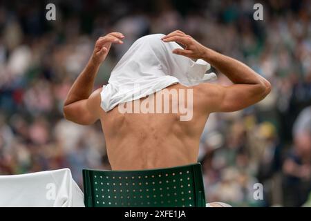 Londres, Royaume-Uni. 02 juillet 2024. LONDRES, ANGLETERRE - 2 JUILLET : Novak Djokovic, de Serbie, est vu changer de chemise pendant le 2e jour du Wimbledon 2024 au All England Lawn Tennis and Croquet Club le 2 juillet 2024 à Londres, Angleterre. (Photo de Marleen Fouchier/Agence BSR) crédit : Agence BSR/Alamy Live News Banque D'Images